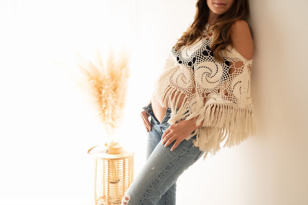 Femme enceinte avec haut en dentelle, lumière douce, photographe professionnelle