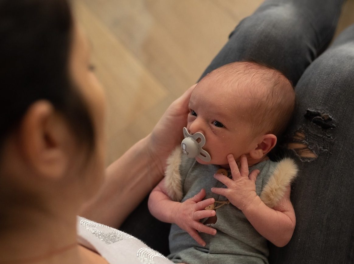 Bébé assis regardant sa maman