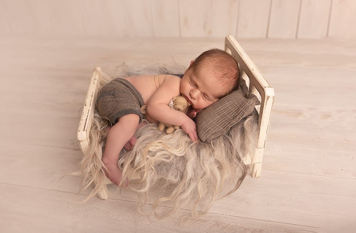 Nouveau-né endormi enroulé dans une couverture laineuse