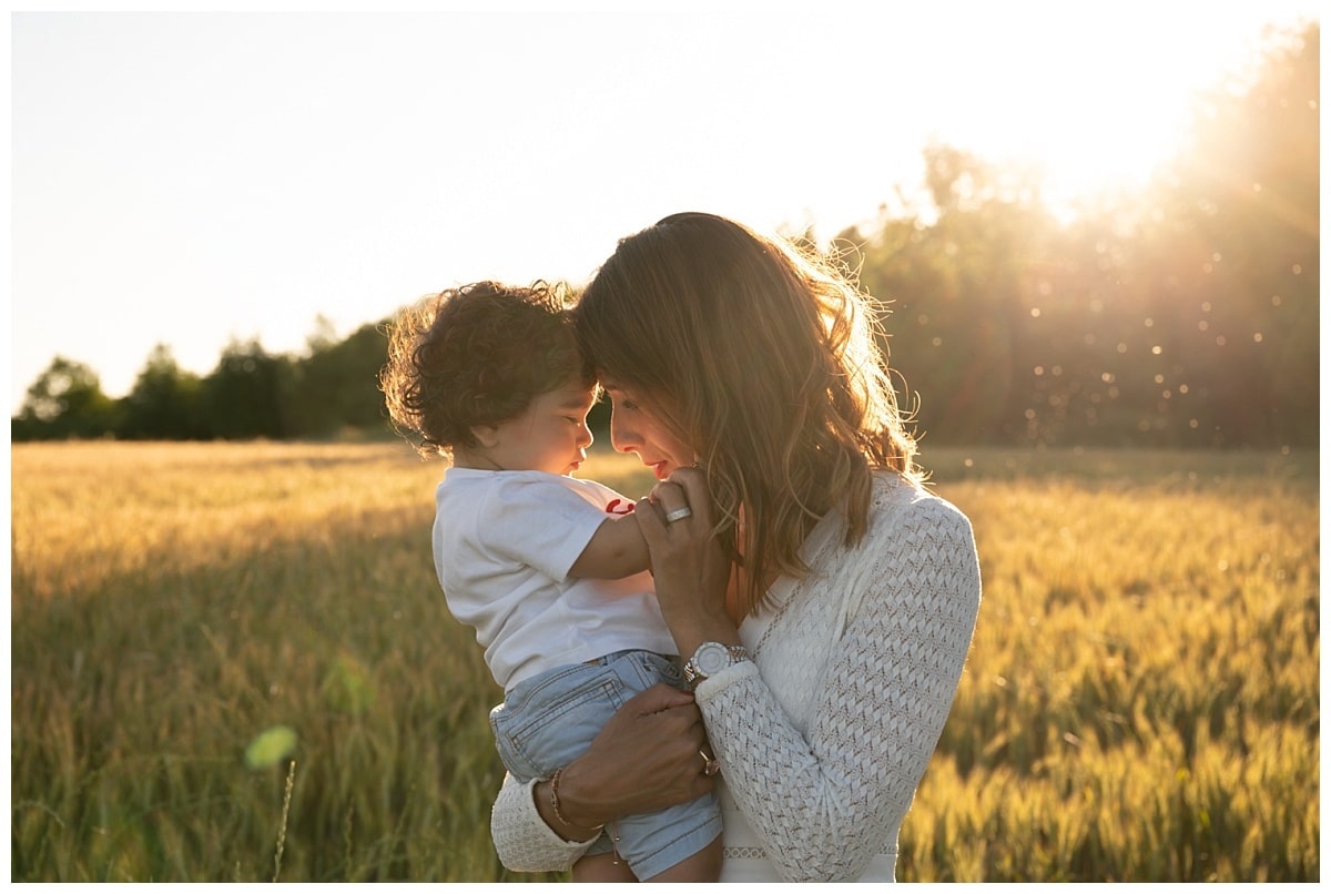 photographie famille en extérieur au coucher de soleil