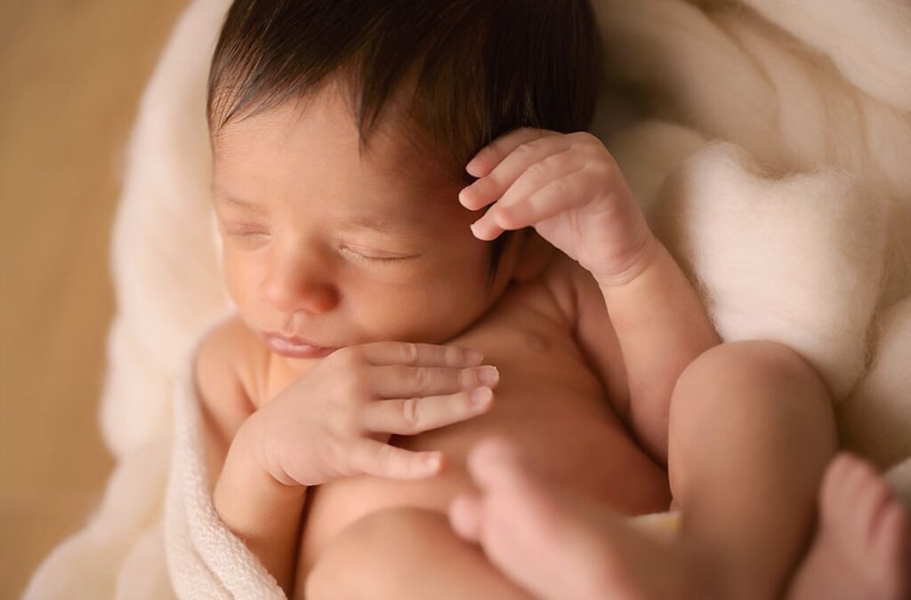 bébé couché dans cocon en laine lors d'une séance photo bébé Toulouse