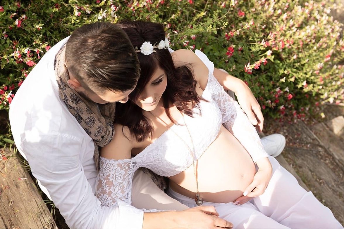 Couple attendant un bébé, moment de tendresse.