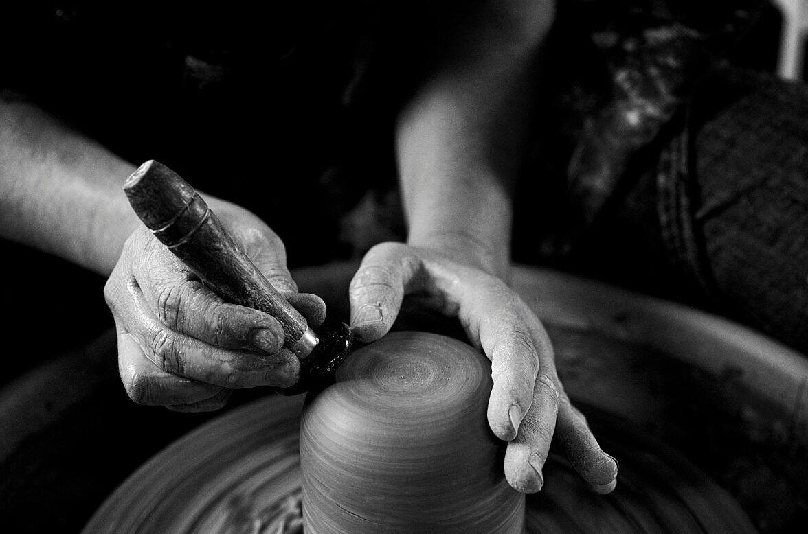 Détail des mains céramiste lors d'un reportage photo artisan